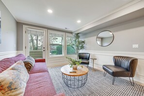 Interior - 1 Mi to Medical District: Seattle Townhome w/ Deck (Seattle)