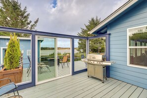House (3 Bedrooms) | Interior - Private Beach, Deck & Grill! Siuslaw River Getaway (Florence)