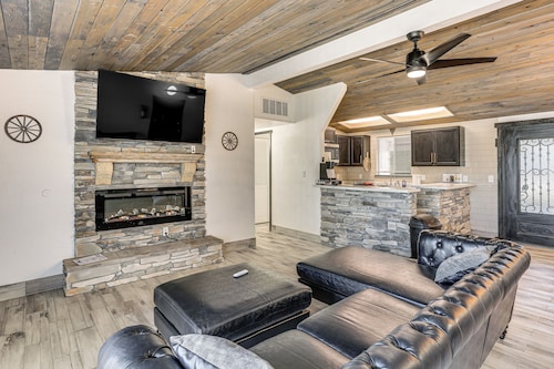 1 Mi to Main St Eats! Single-level Red Bluff Home