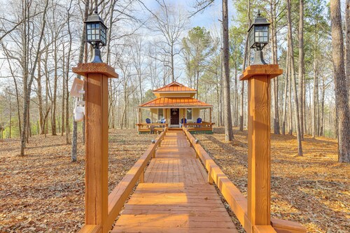 Forest-view Gem in Grantville w/ Wraparound Deck