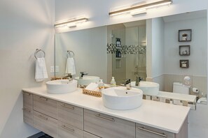 A modern bathroom with two sinks, a large mirror, and a vanity with drawers. - 3 Mi to Historic Dtwn Hartland: Family Retreat (Hartland)