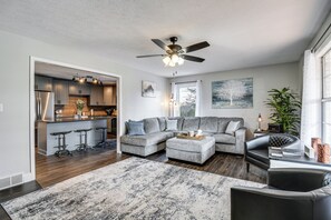 House (5 Bedrooms) | Front of property - Country Setting w/ Modern Feel! Group Stay in Waco (Waco)