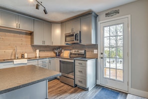 House (5 Bedrooms) | Interior - Country Setting w/ Modern Feel! Group Stay in Waco (Waco)