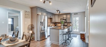 Country Setting w/ Modern Feel! Group Stay in Waco