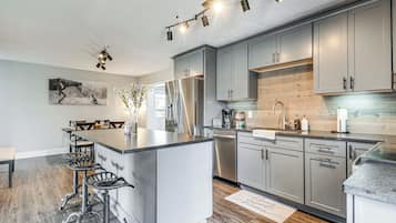 House (5 Bedrooms) | Interior