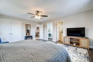 House (5 Bedrooms) | Interior - Country Setting w/ Modern Feel! Group Stay in Waco (Waco)