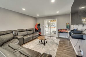 Interior - Ultimate Family Entertainment Hub in the Poconos! (East Stroudsburg)