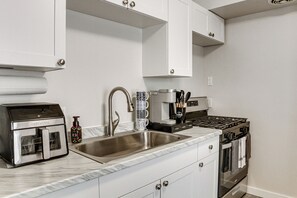 Interior - < 1 Mi to Dtwn Hilo: Comfy Condo w/ Pool Access (Hilo)