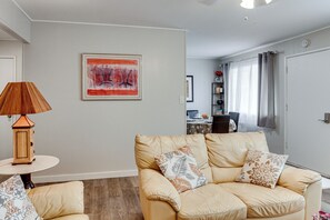 Interior - < 1 Mi to Dtwn Hilo: Comfy Condo w/ Pool Access (Hilo)