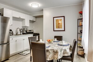 Interior - < 1 Mi to Dtwn Hilo: Comfy Condo w/ Pool Access (Hilo)