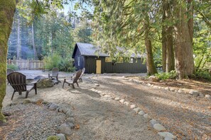 House (2 Bedrooms) | Interior - Retro Retreat in Rhododendron! Unique Mt Hood Base (Rhododendron)