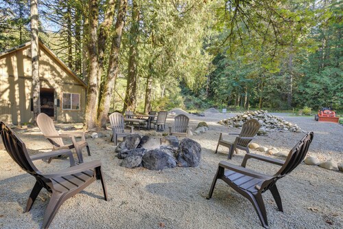 Retro Retreat in Rhododendron! Unique Mt Hood Base