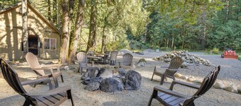 Retro Retreat in Rhododendron! Unique Mt Hood Base