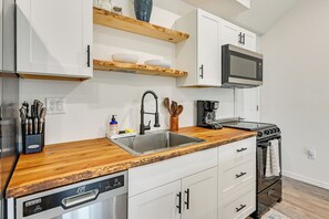 Apartment (1 Bedroom) | Interior - 'the Hangar Retreat' Aviation-themed Stay in Lutz (Lutz)