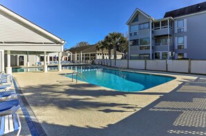 Interior - Ocean Breezes & 2 Pools: 1 Block to the Sand (Myrtle Beach)