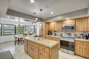 House (5 Bedrooms) | Interior