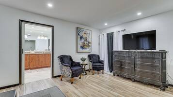 House (5 Bedrooms) | Interior
