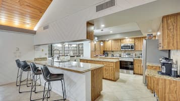 House (5 Bedrooms) | Interior