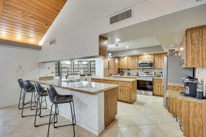 House (5 Bedrooms) | Interior