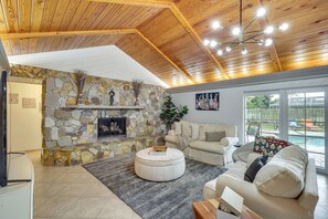 House (5 Bedrooms) | Interior