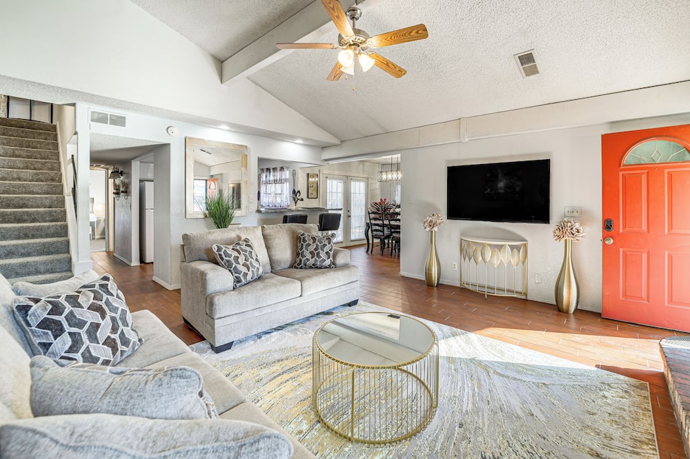 Furnished Patio! Family-friendly Tulsa Townhome - Verdigris, OK