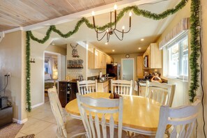 Interior - Hot Tub + Game Room: Group Getaway in Big Bear! (Sugarloaf)