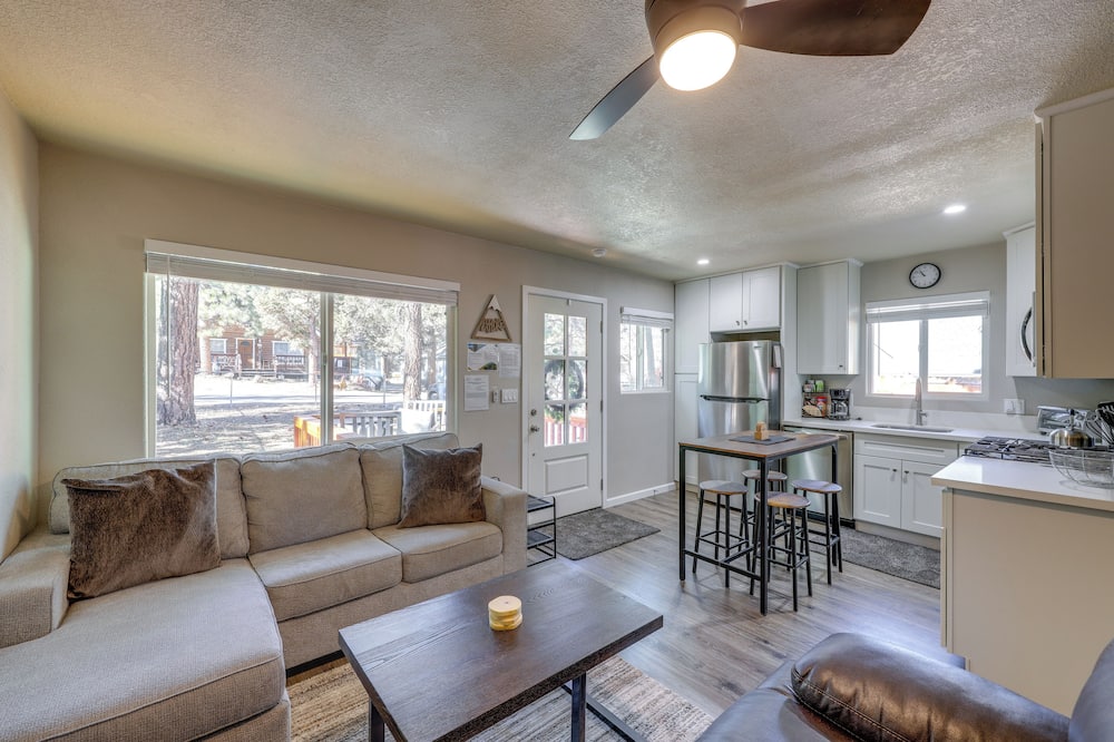 Ski & Hike: Cozy Big Bear Retreat w/ Fireplace