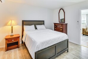 Interior - 2 Mi to Naval Base: Walkable Norfolk Retreat (Norfolk)