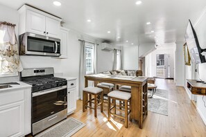 Interior - 2 Mi to Naval Base: Walkable Norfolk Retreat (Norfolk)