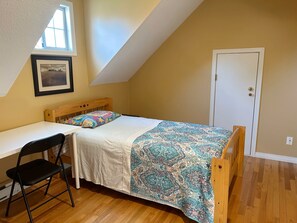 WiFi, bed sheets -  private room for travelers/tenant (Surrey)