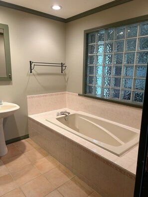 Towels, soap, toilet paper -  private room for travelers/tenant (Surrey)