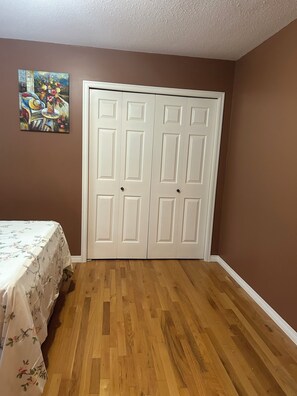 WiFi, bed sheets -  private room for travelers/tenant (Surrey)