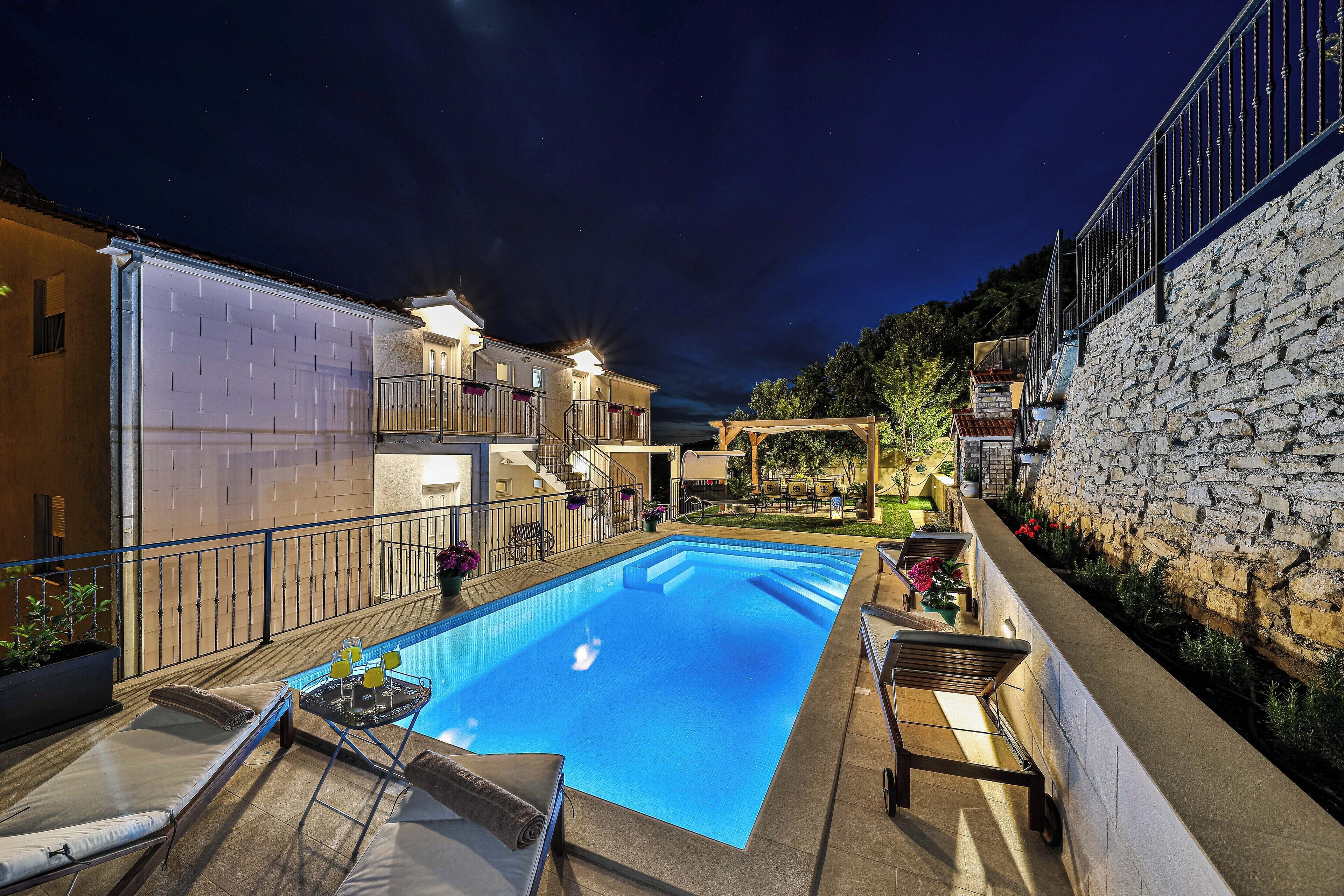 Una piscina al aire libre, una piscina climatizada