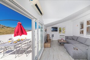 TV - Family Holiday House with Private Swim Spa Heated Pool **** (Žrnovnica)