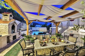 Outdoor dining - Family Holiday House with Private Swim Spa Heated Pool **** (Žrnovnica)
