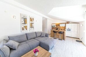 TV - Family Holiday House with Private Swim Spa Heated Pool **** (Žrnovnica)