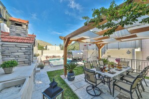 Outdoor dining - Family Holiday House with Private Swim Spa Heated Pool **** (Žrnovnica)