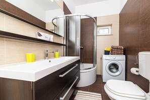 Shower, hair dryer, towels, soap - Family Holiday House with Private Swim Spa Heated Pool **** (Žrnovnica)