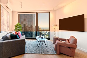 Smart TV, books - Elevé at Queensbridge | Pool, Sauna, Steam & Gym beside Crown on Yarra River (Southbank)
