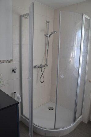 Dusche, Haartrockner, Handtücher, Seife