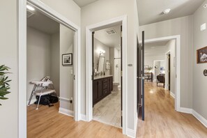 Interior - Luxury Penthouse · Harbor Views · Steps to Shops, Dining, and Waterfront (Egg Harbor)