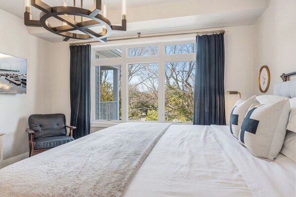 3 bedrooms, iron/ironing board, travel cot, free WiFi - Luxury Penthouse · Harbor Views · Steps to Shops, Dining, and Waterfront (Egg Harbor)