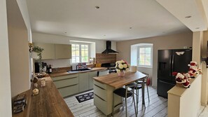 Fridge, microwave, oven, dishwasher - Former barn converted into a house (La Cresse)