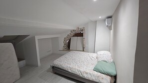 4 bedrooms, bed sheets - Former barn converted into a house (La Cresse)