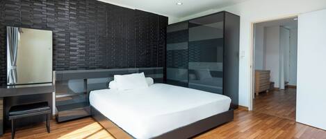 Tabla de planchar con plancha, Internet, ropa de cama