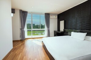 3 bedrooms, iron/ironing board, internet, bed sheets