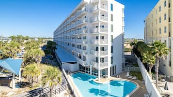 Una piscina techada, una piscina climatizada