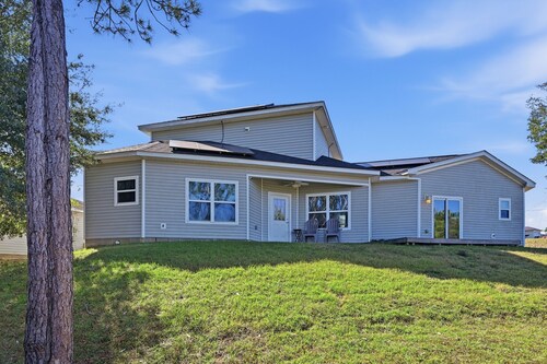Modern Pine-scented Retreat 30 Mins To Beach! 3 Bedroom Home