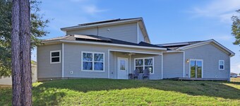 Modern Pine-scented Retreat 30 Mins To Beach! 3 Bedroom Home