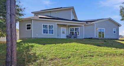 Modern Pine-scented Retreat 30 Mins To Beach! 3 Bedroom Home